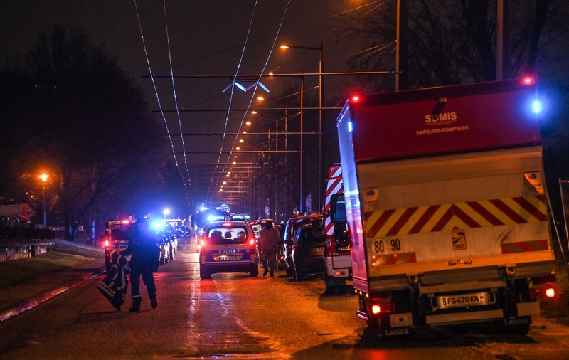 Incendiu puternic într-un bloc cu 7 etaje din Lyon. Zece oameni, între care cinci copii, au murit. VIDEO