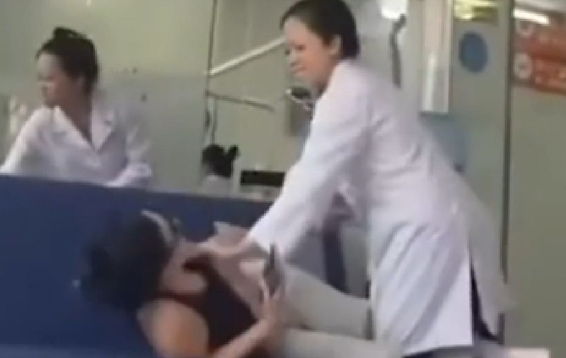 Dentista a luat la bătaie pacienta care venise să- ceară socoteală, în Vietnam: „M-a lovit cu o bară metalică, mi-a spart ochelarii și telefonul”