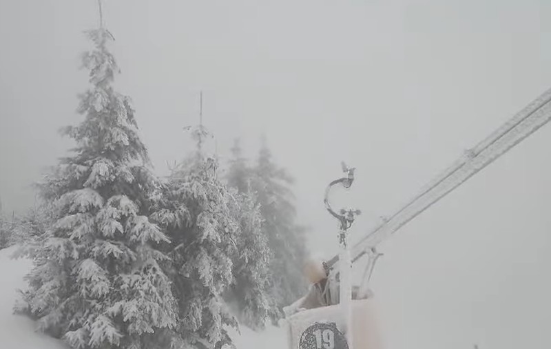 Instalaţii pe cablu oprite şi concurs de schi anulat în Poiana Brașov din cauza viscolului puternic. Unde se mai poate schia. VIDEO