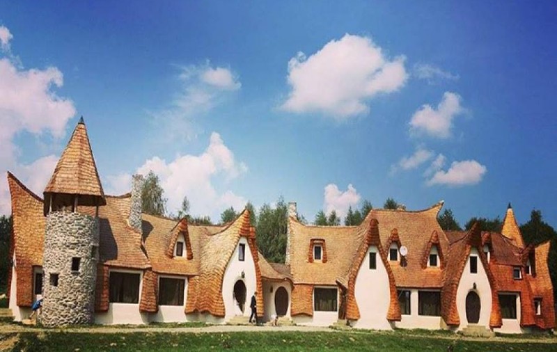 REPORTAJ/Ileana Mavrodin, arhitecta care a proiectat ”Castelul de lut din Valea Zânelor”, își dezvăluie secretele. Povestea caselor ”mângâiate”!