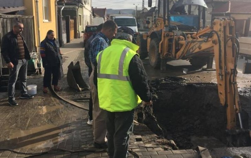 Aproape 20.000 de oameni din Sebeș, fără apă potabilă. O defecțiune le-a stricat duminica