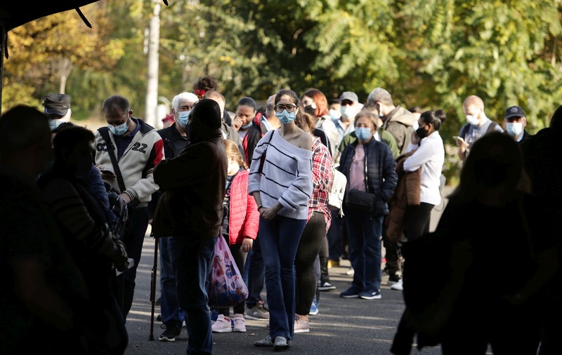 REPORTAJ. Teama de boală și restricțiile au adus cozi la maratonul vaccinării. „Fac prima doză pentru că altă șansă nu avem”