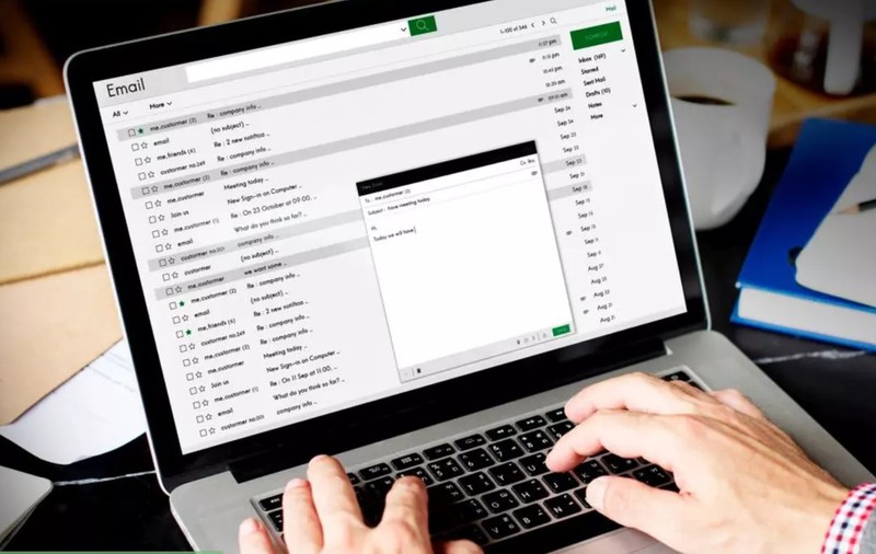 În ce condiții poate avea un fost angajat acces la e-mailurile sale care au fost arhivate de companie