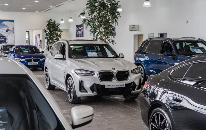BMW investește în motoare pe benzină, avertizând despre tranziția vehiculelor electrice în SUA