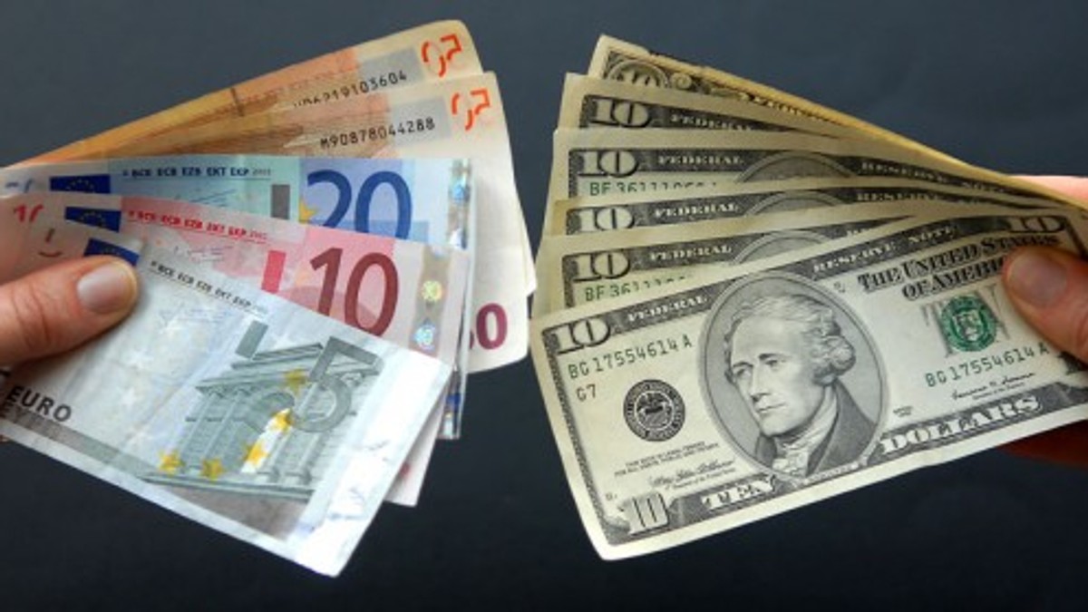 Smartphone-urile s-au scumpit cu 15% în ultimul trimestru comparativ cu același interval de anul trecut. Bancnote de euro și dolari