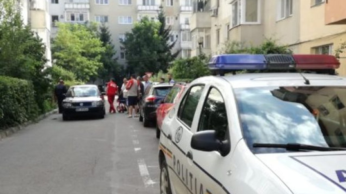 O tânără s-a aruncat de la etajul al patrulea al unui bloc din Bistrița. A supraviețuit miraculos