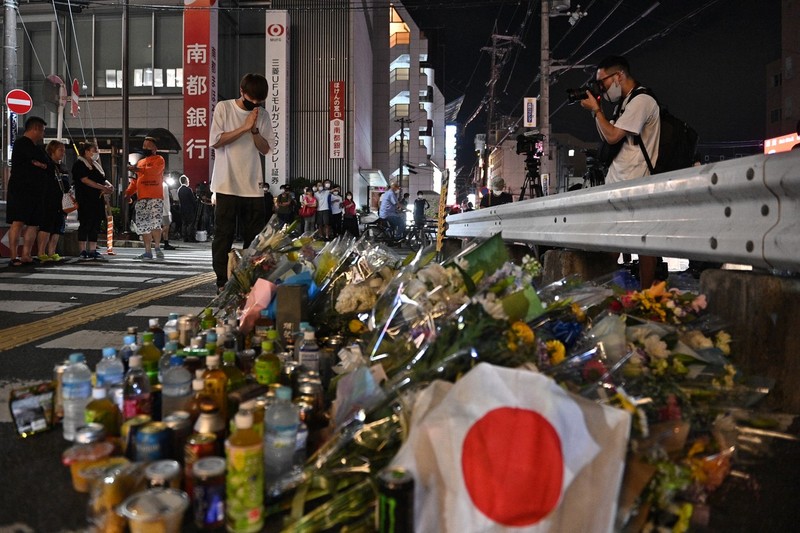 Oamenii își prezintă omagiile în fața unui memorial improvizat în fața gării Yamato-Saidaiji, unde fostul premier japonez Shinzo Abe a fost împușcat (foto Profimedia)