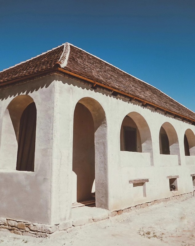 Imagini noi cu casa pe care o renovează Dana Rogoz la Viscri. Lucrările la locuința săsească au avansat
