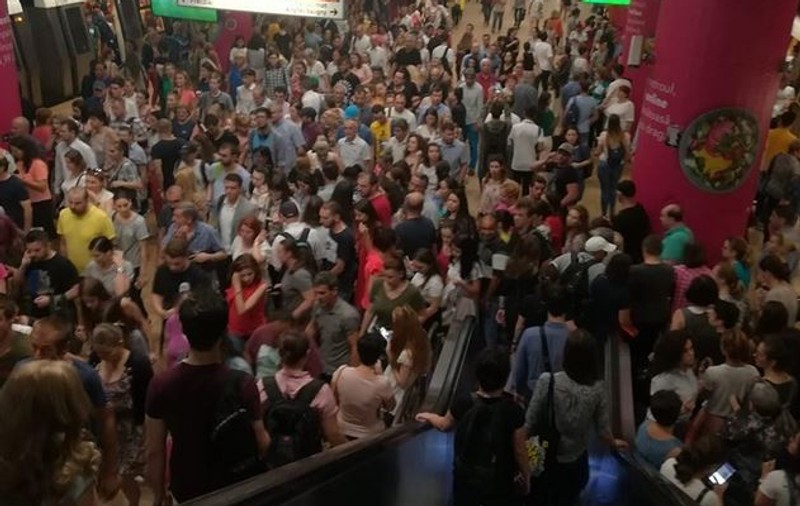 UPDATE | Circulația pe Magistralele 1 și 3 a fost reluată.  În această dimineață, un bărbat s-a sinucis în stația de metrou Izvor