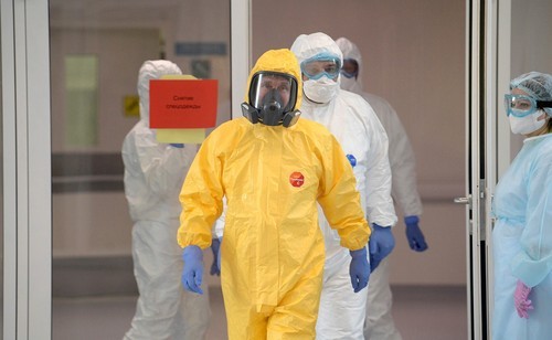 Președintele rus Vladimir Putin purtând un costum galben de protecție în timpul unei vizite la spitalul pentru pacienții COVID-19 din Kommunarka, Rusia, pe 24 martie 2020. | Foto: Profimedia Images