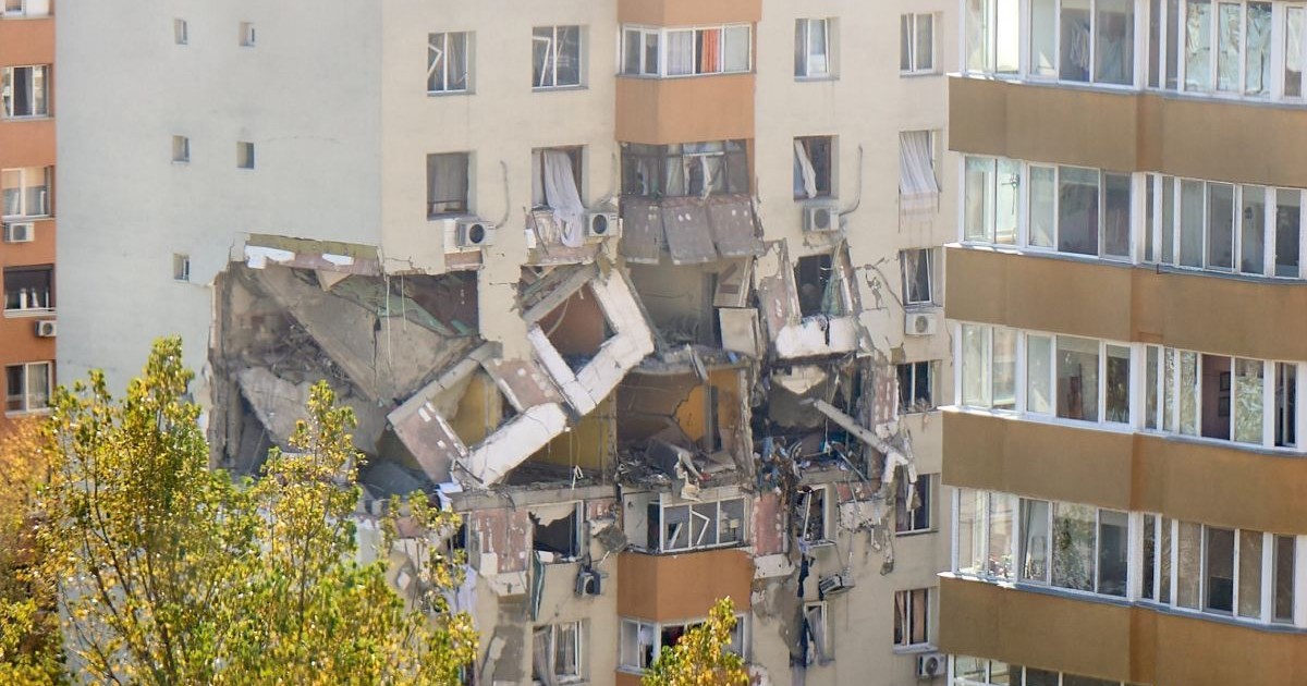 Blocul afectat de explozia unei acumulări de gaz, în Rahova, cu o mare bucată de perete smulsă, geamuri sparte, la etajele superioare