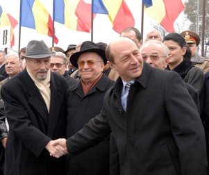 1 Decembrie - Ziua Nationala a Romaniei; parada militara de la Arcul de Triumf. In imagine: Emil Constantinescu (stg.), fost presedinte al Romaniei, Ion Iliescu (ctr.), senator PSD, fost presedinte al Romaniei si presedintele Romaniei, Traian Basescu (dr.).