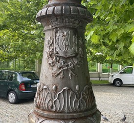 Unul dintre stâlpii din curtea Patriarhiei