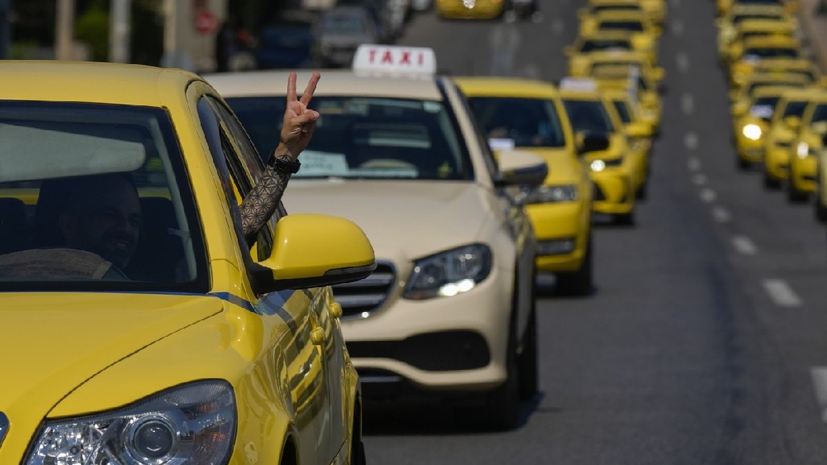 Șoferii de taxi își conduc vehiculele în timp ce protestează în Atena, joi, 11 iulie 2024