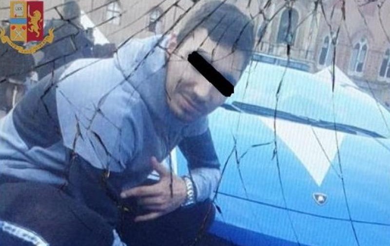 Un român a fost prins cu droguri în Italia, după ce și-a făcut selfie lângă mașina Poliției! Cum a fost dat de gol