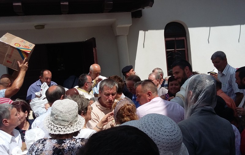 Gălățenii s-au îmbulzit să primească pomană de Sfântul Ilie! FOTO&VIDEO