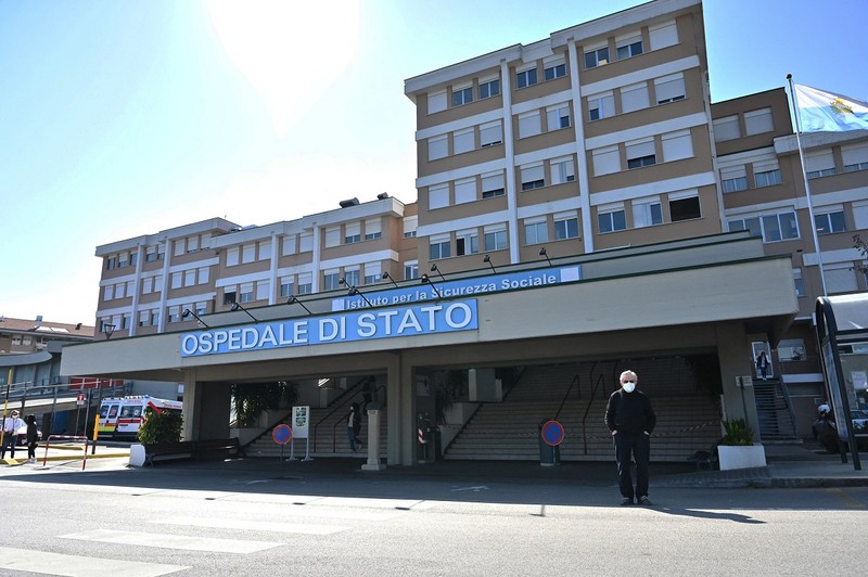 Un bărbat iese din centrul de vaccinare din San Marino, unde populația primește vaccinul rusesc Sputnik. Foto: Profimedia Images