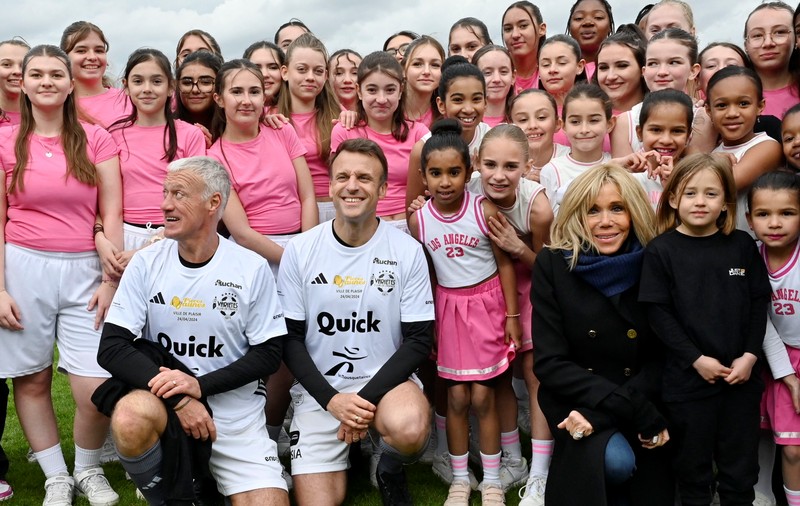 Emmanuel Macron a jucat miercuri un meci de fotbal în scop caritabil, într-o echipă plină de vedete, și a marcat din nou din penalty | VIDEO