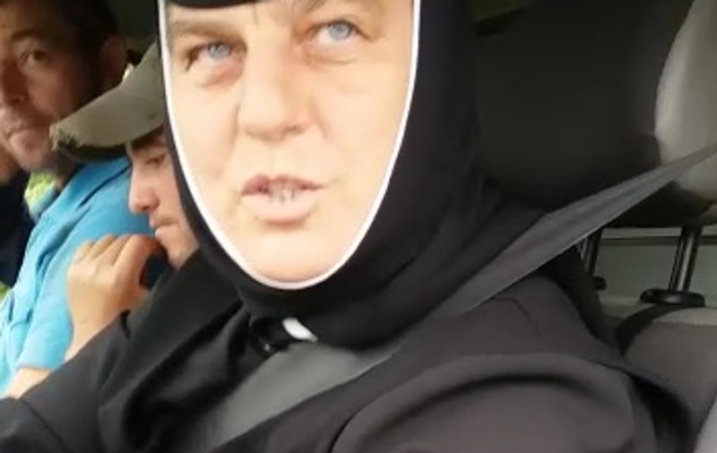 O măicuță de la Mânăstirea Ghighiu a aruncat câini băgați în saci pe un câmp. Gestul revoltător a fost filmat / VIDEO