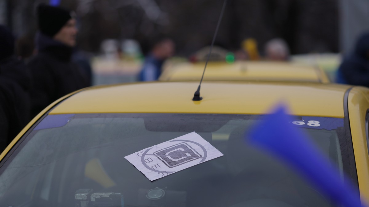 Taximetriștii amenință cu greva foamei dacă activitatea de ridesharing e reglementată
