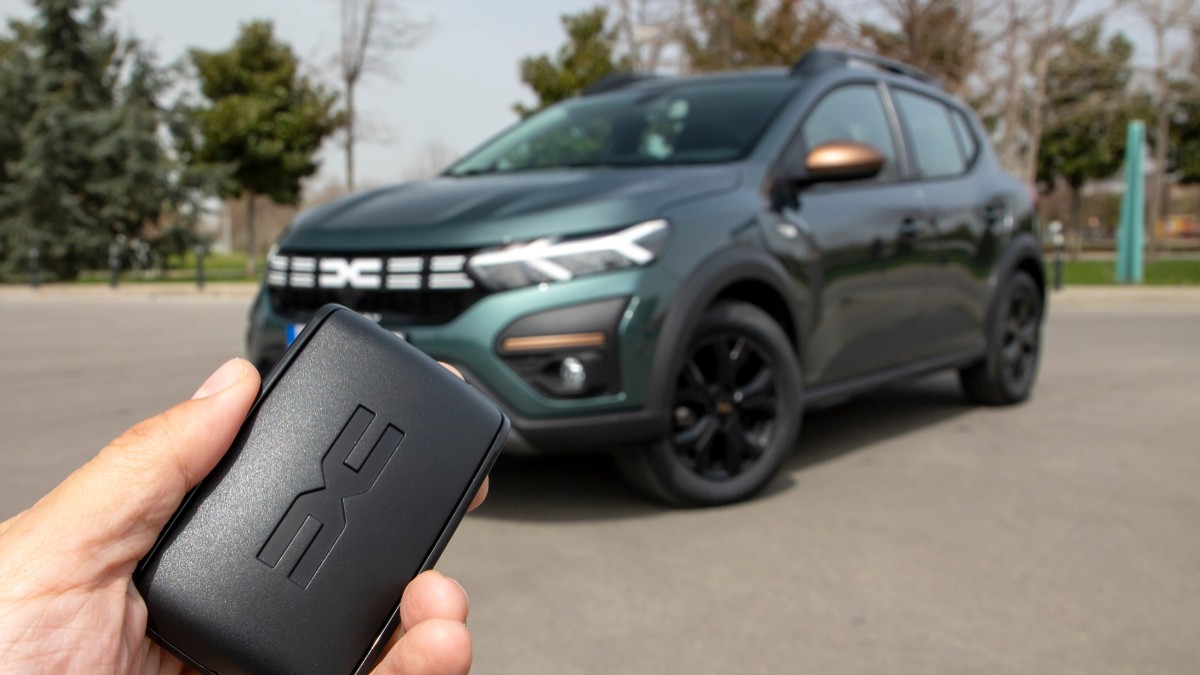 O mașină Dacia Sandero. În prim plan sunt cheile mașinii