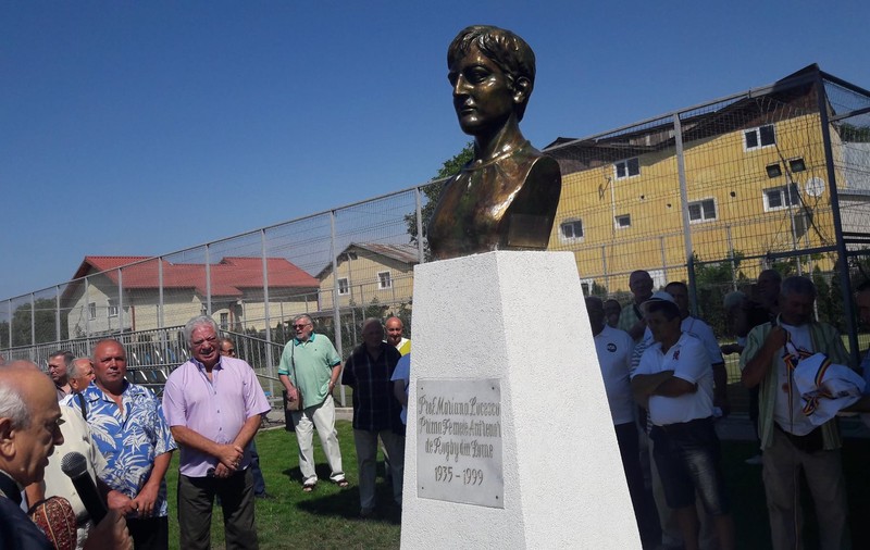 Bustul Marianei Lucescu, dezvelit la Pantelimon. A fost prima femeie-antrenor de rugby din lume / GALERIE FOTO