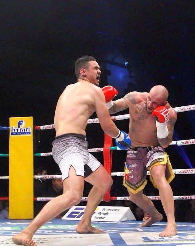 Visa să îi calce pe urme lui Ilie Dumitrescu, l-a avut coleg pe Lucian Bute, iar acum are un nume! Alexandru Negrea, revelaţia anului 2015 în Superkombat