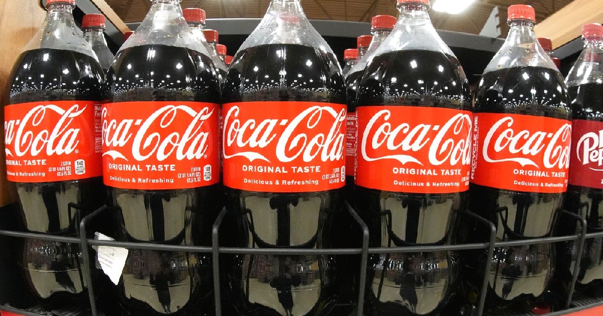 Mai multe sticle de Coca Cola într-un magazin