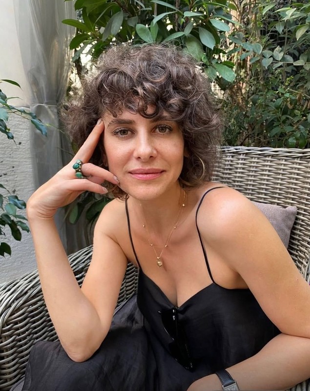 De la vânzarea biletelor de autobuz la faima mondială. Cine este Ebru Ozkan Saban, actrița de la Kanal D din serialul „Pe mâini bune”