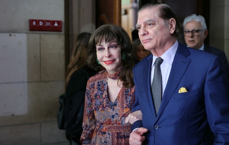 Paul Philippe din România (dreapta), in costum albastru, și soția sa, Lia Georgia Triff, părăsesc tribunalul din Paris, pe 29 noiembrie 2023, după audierea privind cererea de extrădare depusă de România împotriva lui „Paul al României”.