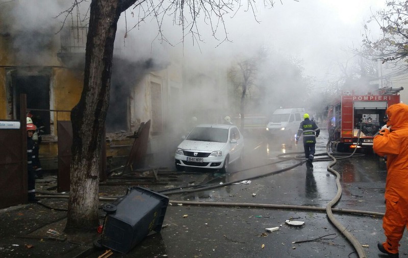 UPDATE. Explozie la parterul unui imobil din Capitală. O persoană în flăcări a ieșit din clădire