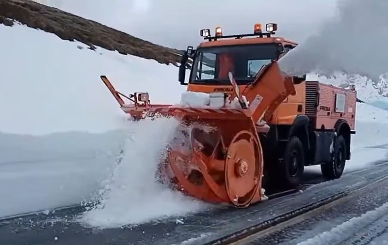 Zăpadă de peste un metru pe Transalpina, unde a nins viscolit în ultimele zile. Când se va putea circula din nou | VIDEO