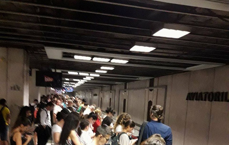 Haos pe linia de metrou Pipera - Berceni. Călătorii au fost dati jos din tren si rugați să meargă pe peronul celalalt
