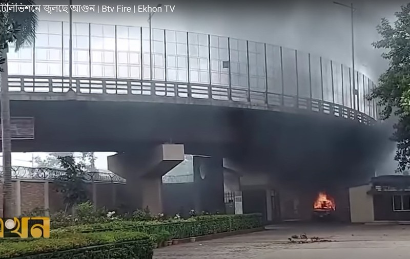 Proteste cu zeci de morți în Bangladesh. Televiziunea de stat a fost incendiată în timp ce angajații erau în interior
