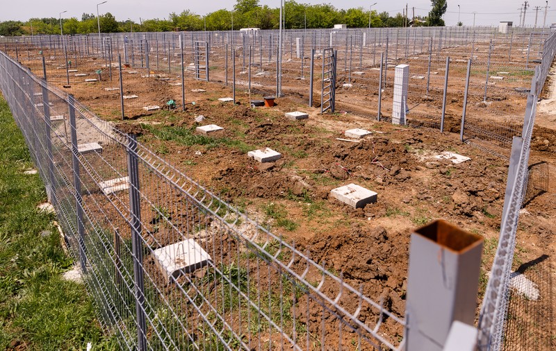 Oamenii săraci din Teleorman vor fi mutați la marginea orașului, în containere împrejmuite cu garduri! „Va fi cea mai frumoasă grădină zoologică din Alexandria”, spune un constructor