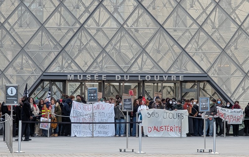 Un grup de studenți blochează accesul la Muzeul Luvru Sursa foto: Profimedia