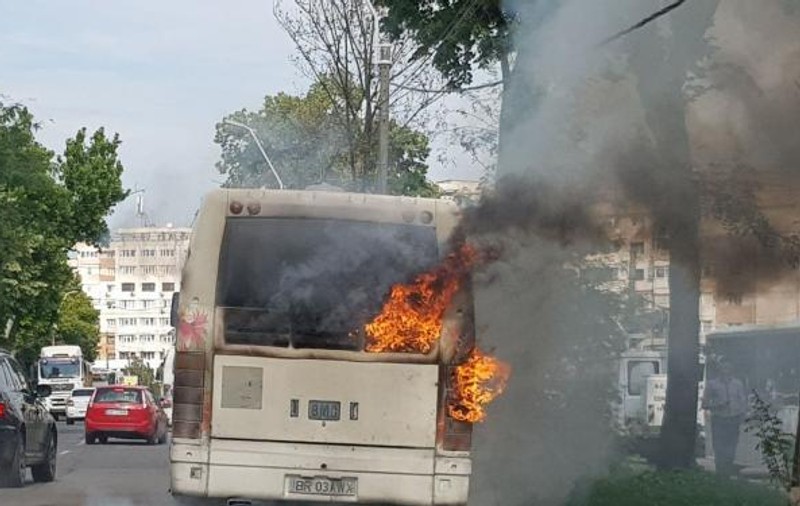 Un autobuz a luat foc în Brăila. Focul a pornit de la motor. Ce s-a întâmplat cu călătorii |FOTO