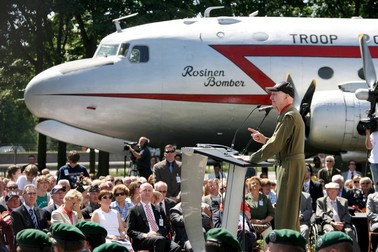 Gail Halvorsen, discurs la Frankfurt, în 2008, lângă un Douglas DC-4, la „Berlin Airlift Memorial”