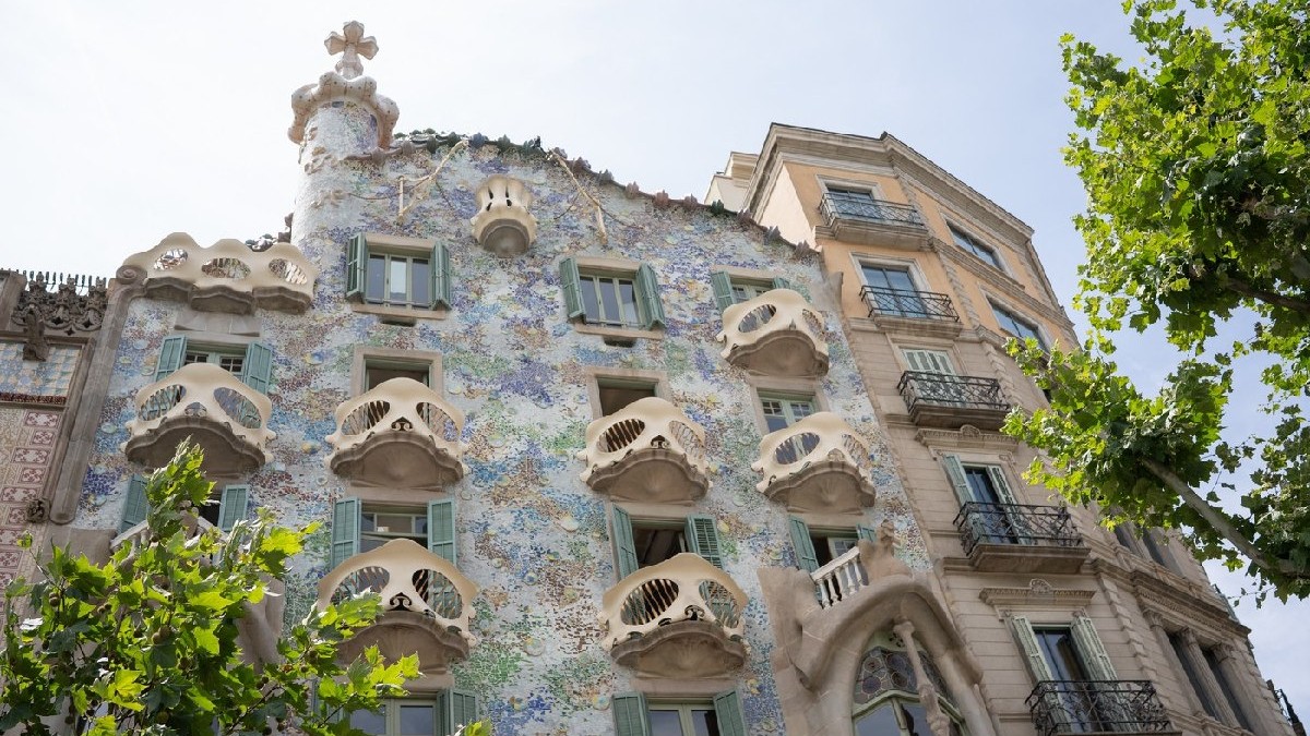 Această imagine arată fațada principală a Casei Batllo din Barcelona, pe 19 iunie 2025.