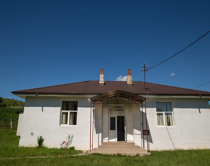 Într-un sat bântuit de sărăcie, un centru de zi le dă o șansă copiilor sărmani. „Nu poţi educa un copil flămând. Îi ungi o felie de pâine cu ceva şi apoi poți să-i umpli şi mintea cu matematică”