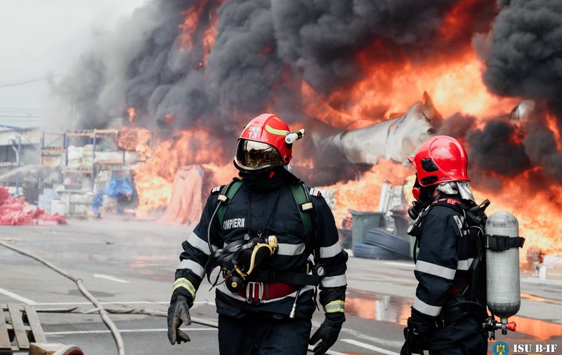 Incendiul de la complexul comercial din Afumaţi a fost stins, după aproape 24 de ore. O anchetă va stabili cauzele izbucnirii flăcărilor