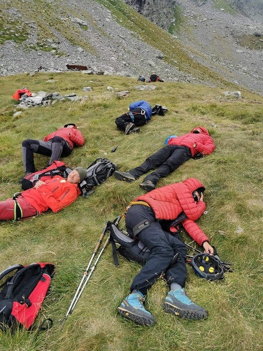 Așa s-au odihnit salvatorii montani, după ce au reușit să recupereze un turist și să scoată trupul altuia dintr-o zonă greu accesibilă din Munții Făgărași.