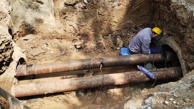 muncitor-termoenergetica-bucuresti-sudeaza-teava