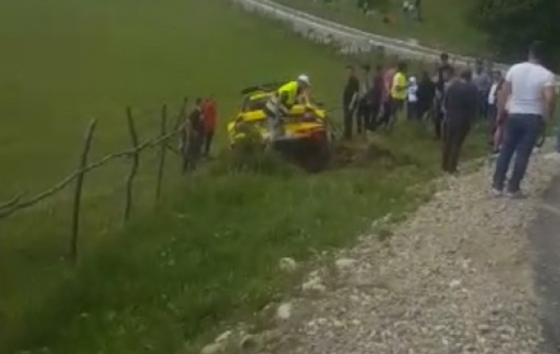 Titi Aur a fost implicat într-un accident la Raliul Argeșului. Copilotul a ajuns la spital