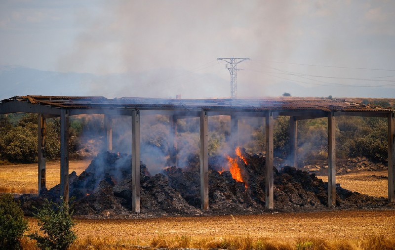 Un fermier și un muncitor au murit, ascunși sub bolovani, după ce au încercat să scape cu mașina de un incendiu uriaș