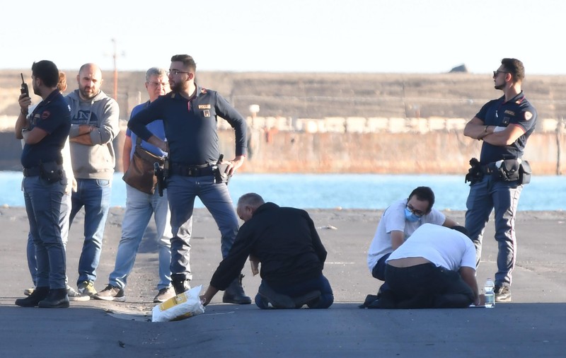 Italia refuză să permită debarcarea migranților de pe navele umanitare: Trei migranți disperați au încercat să ajungă la mal