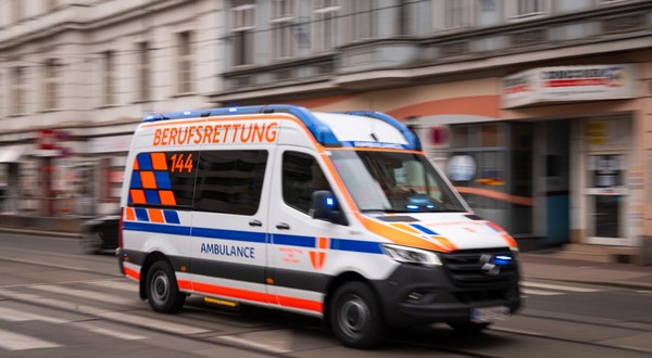 O ambulanță care circulă cu viteză pe șosea.