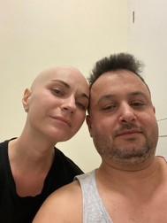 Andreea și soțul ei, în spitalul din Manchester. Foto: Live to save lives