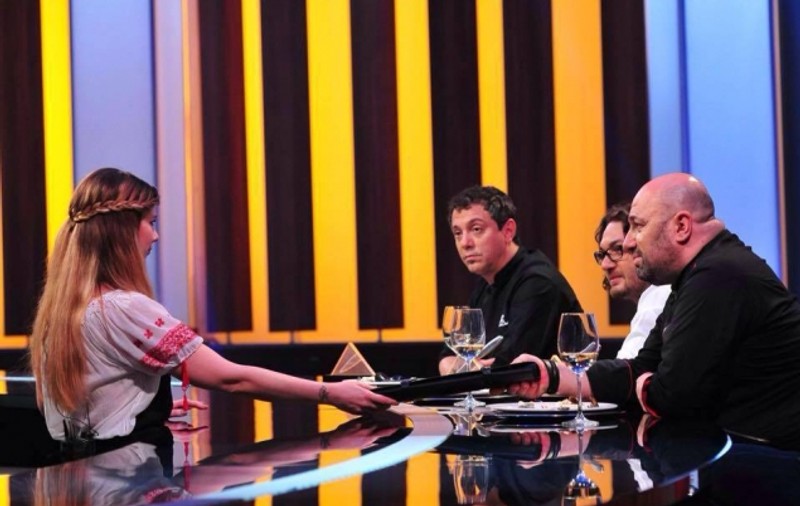 Va mai amintiţi de stewardesa care l-a jignit pe Adrian Iovan? Raluca a ajuns vedetă la un show culinar!
