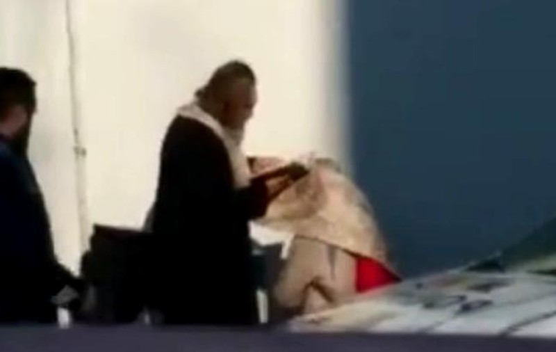 Bărbatul care a spovedit o femeie în benzinărie este un fals călugăr. Acesta a "lucrat" sub ochii unui polițist